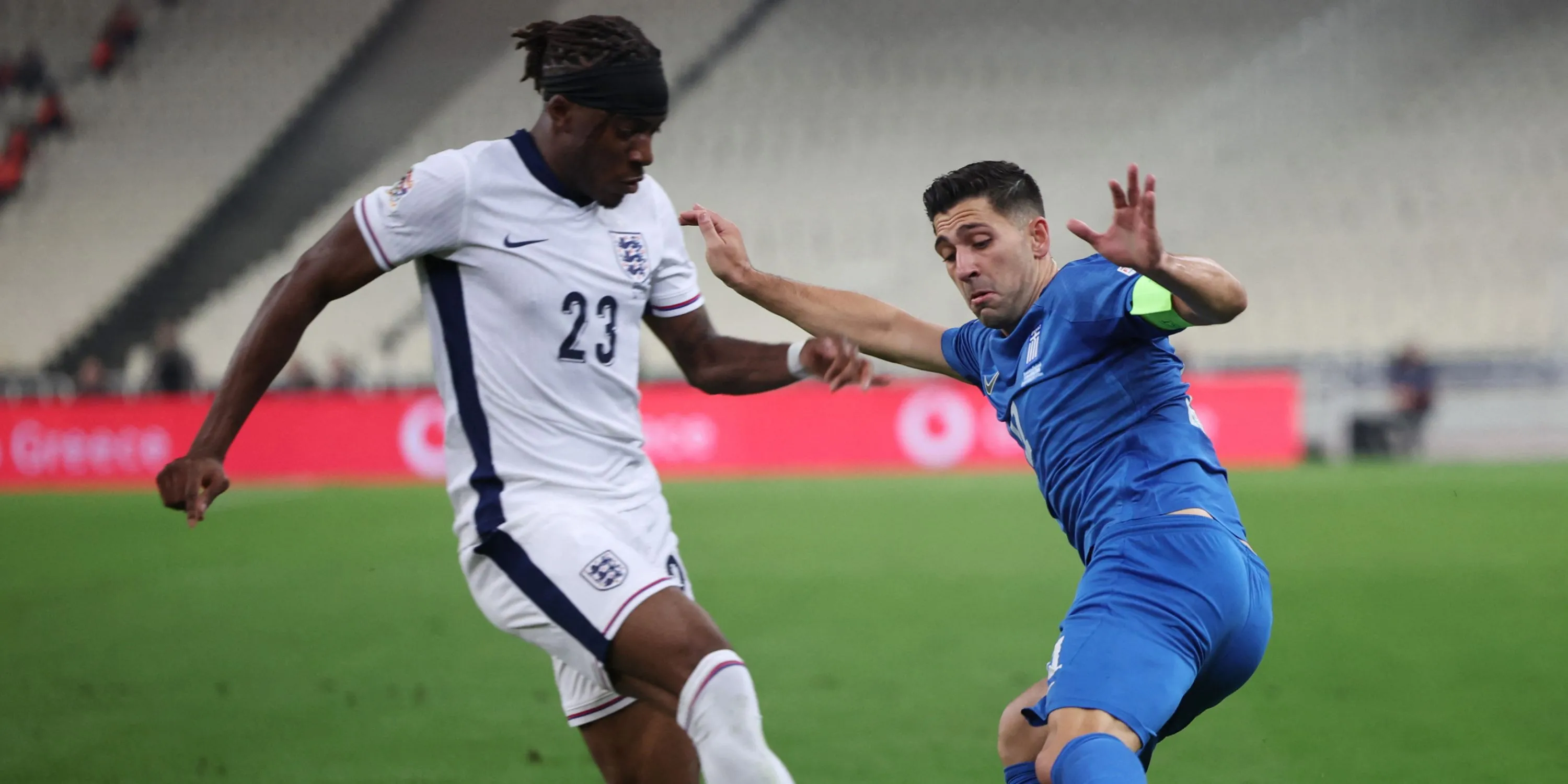 Noni Madueke với áo số 20 của Arsenal, tượng trưng cho việc anh được công nhận là cầu thủ cây nhà lá vườn