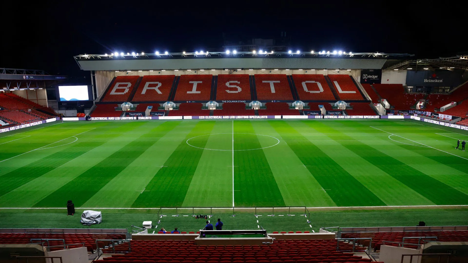 Sân Ashton Gate, sân nhà của Bristol City, nơi diễn ra những trận đấu đầy kịch tính.