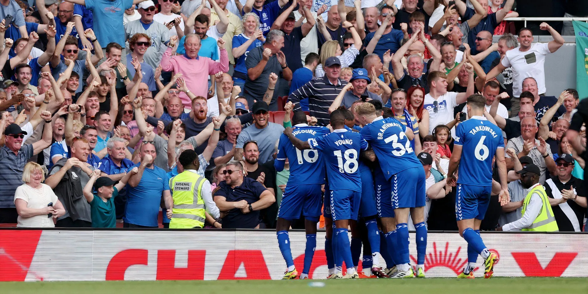 Sân vận động Goodison Park rực sáng với sắc xanh truyền thống của câu lạc bộ Everton
