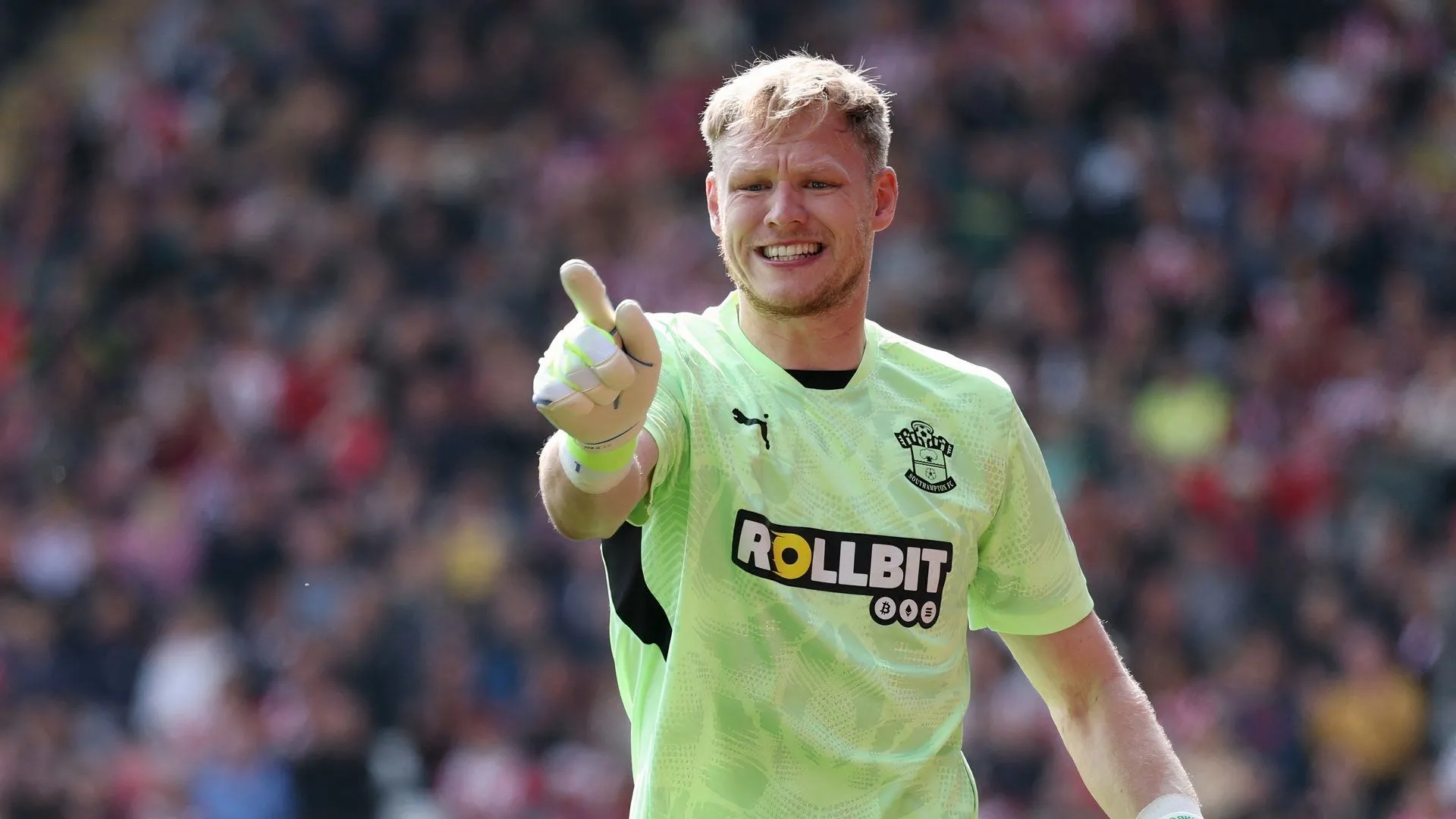 Thủ môn Aaron Ramsdale của Southampton phản ứng trong trận đấu với Fulham
