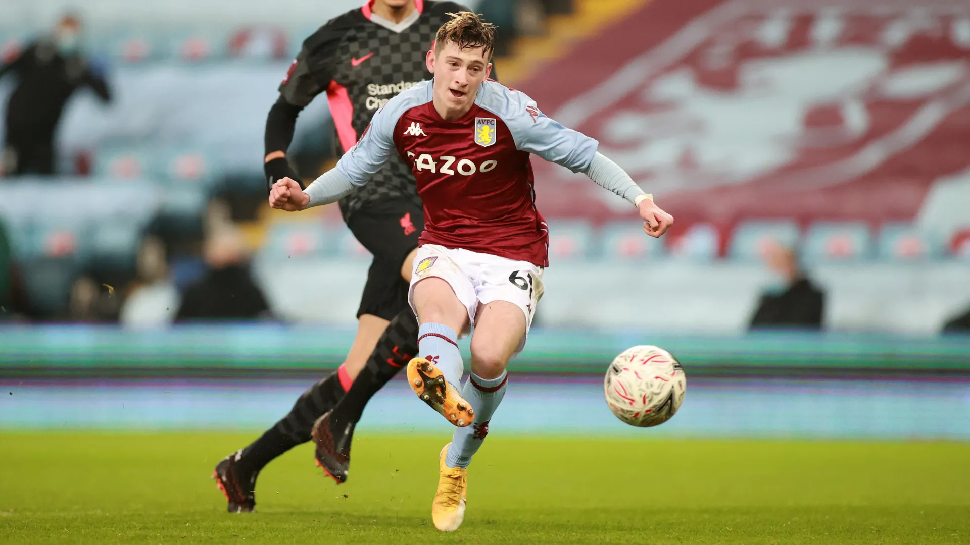Tiền vệ Louie Barry trong màu áo Aston Villa