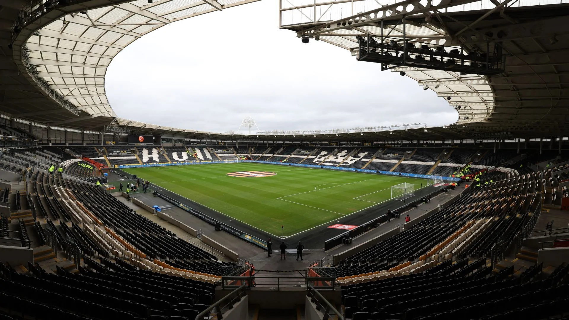 Toàn cảnh sân MKM của Hull City, với khung cảnh sôi nổi của khán giả.