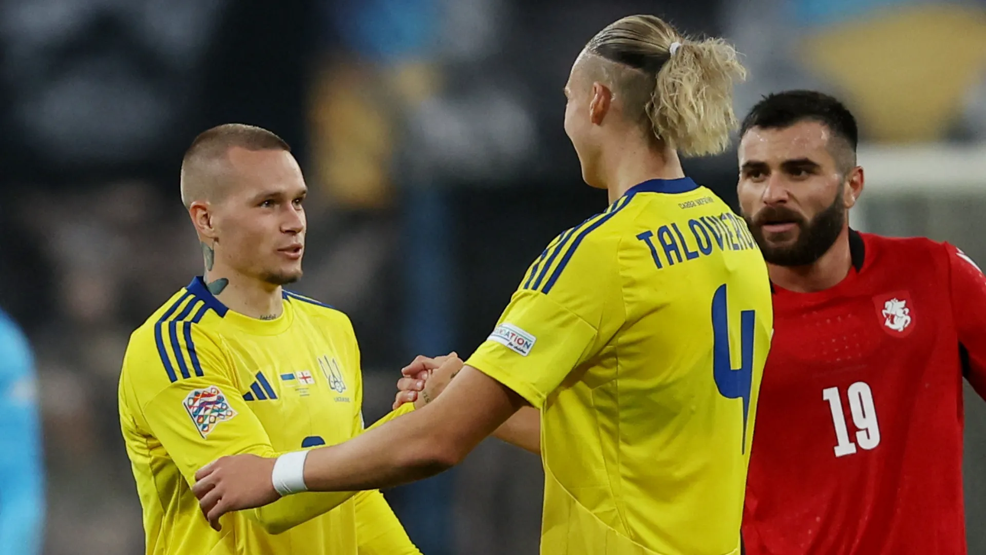 Trung vệ Maksym Talovierov thi đấu trong màu áo đội tuyển quốc gia Ukraine