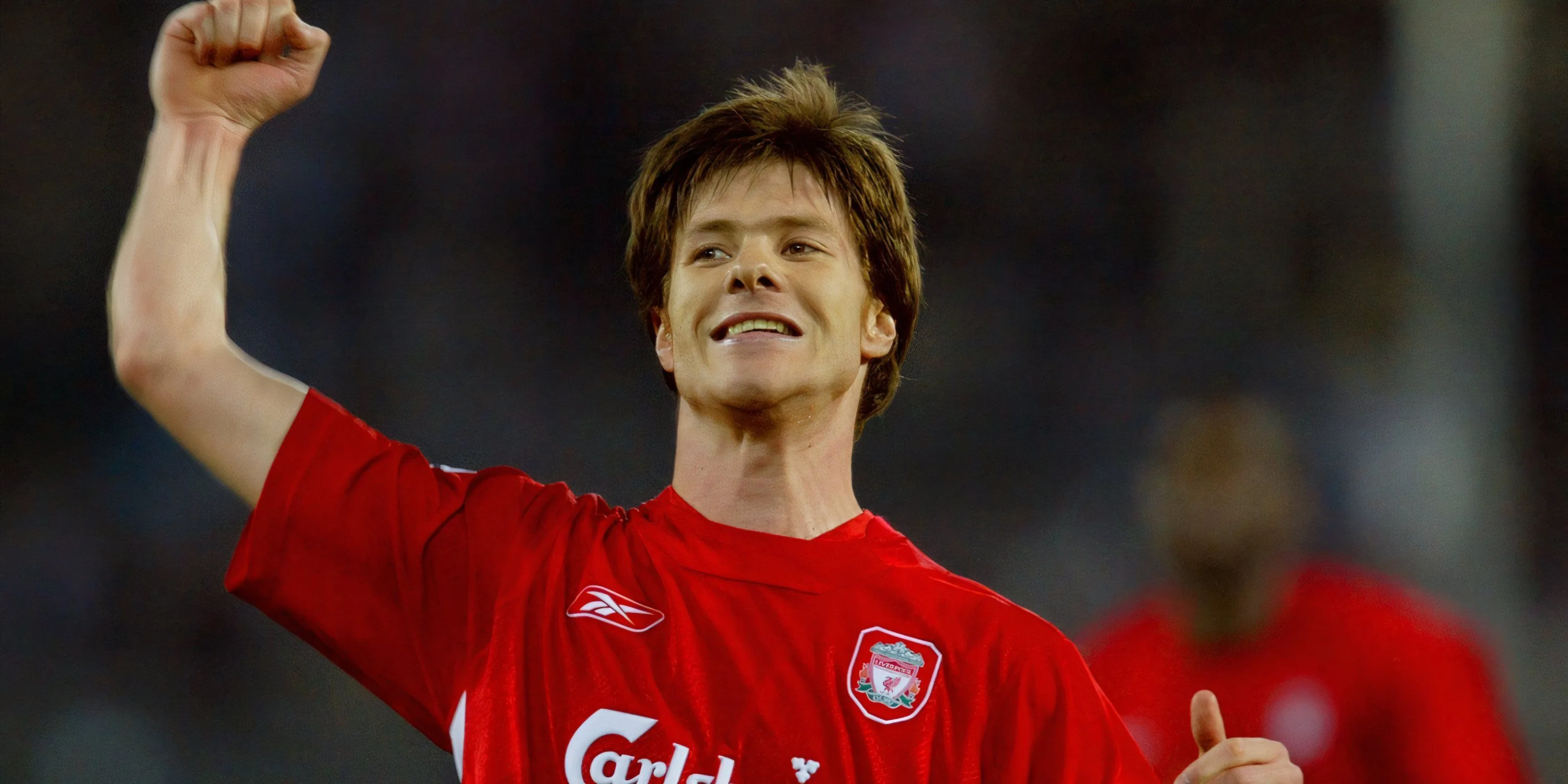 Xabi Alonso thi đấu cho Liverpool tại Anfield, biểu tượng của lối chơi kiến tạo