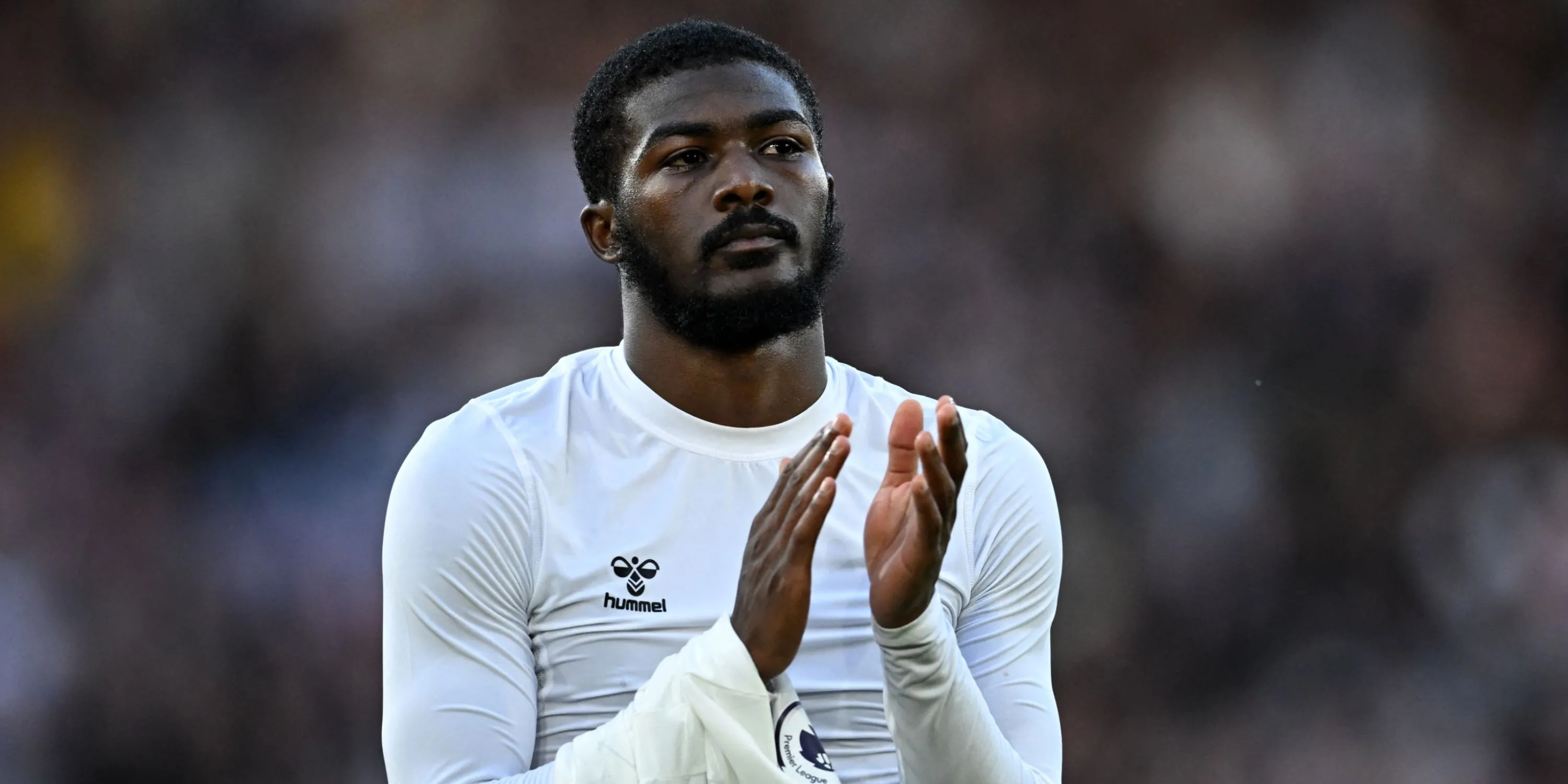 Ainsley Maitland-Niles trong màu áo Arsenal, trước tin đồn chuyển nhượng