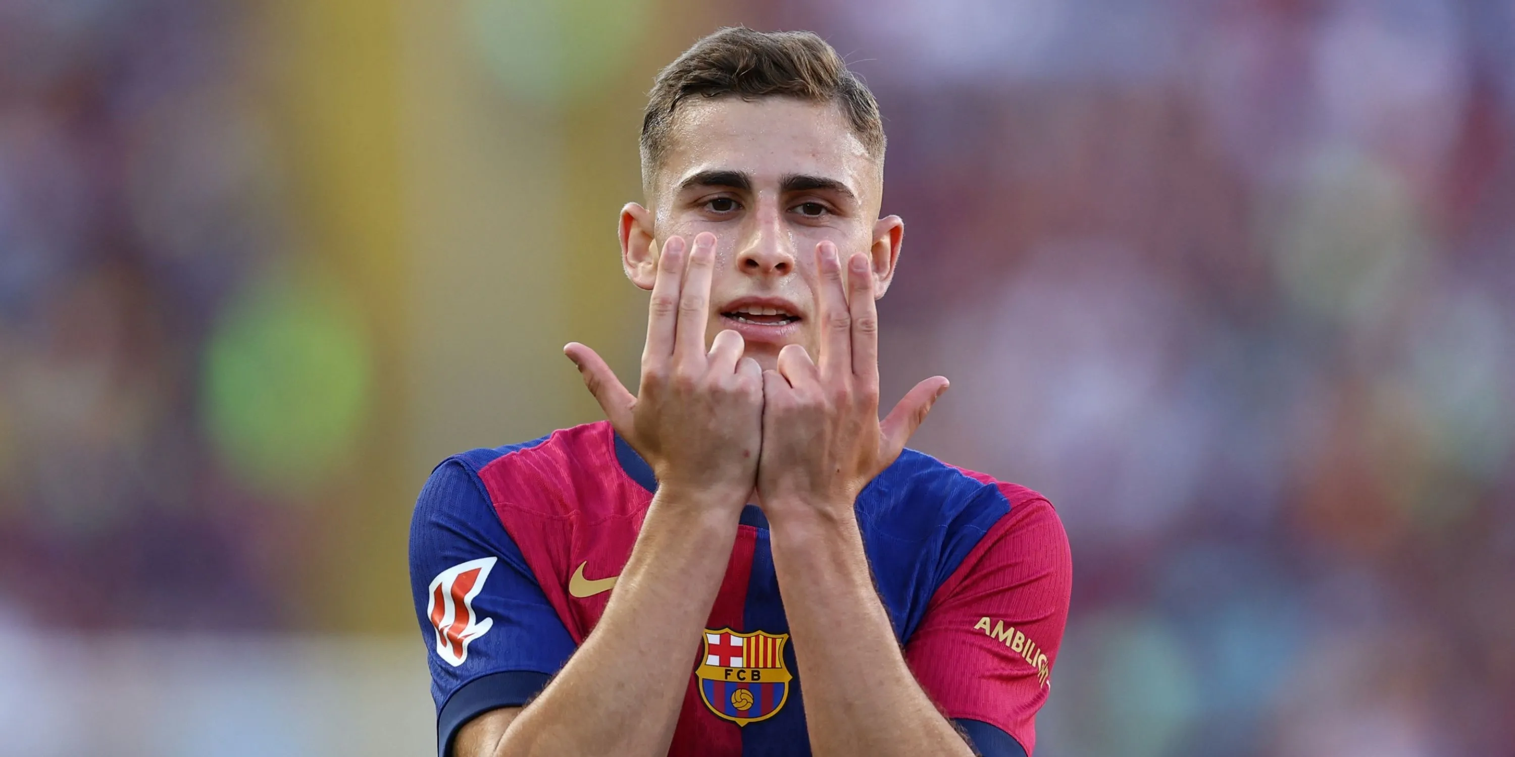 Cận cảnh tiền vệ Fermín López trong màu áo Barcelona, thể hiện kỹ năng kiểm soát bóng và tầm nhìn.
