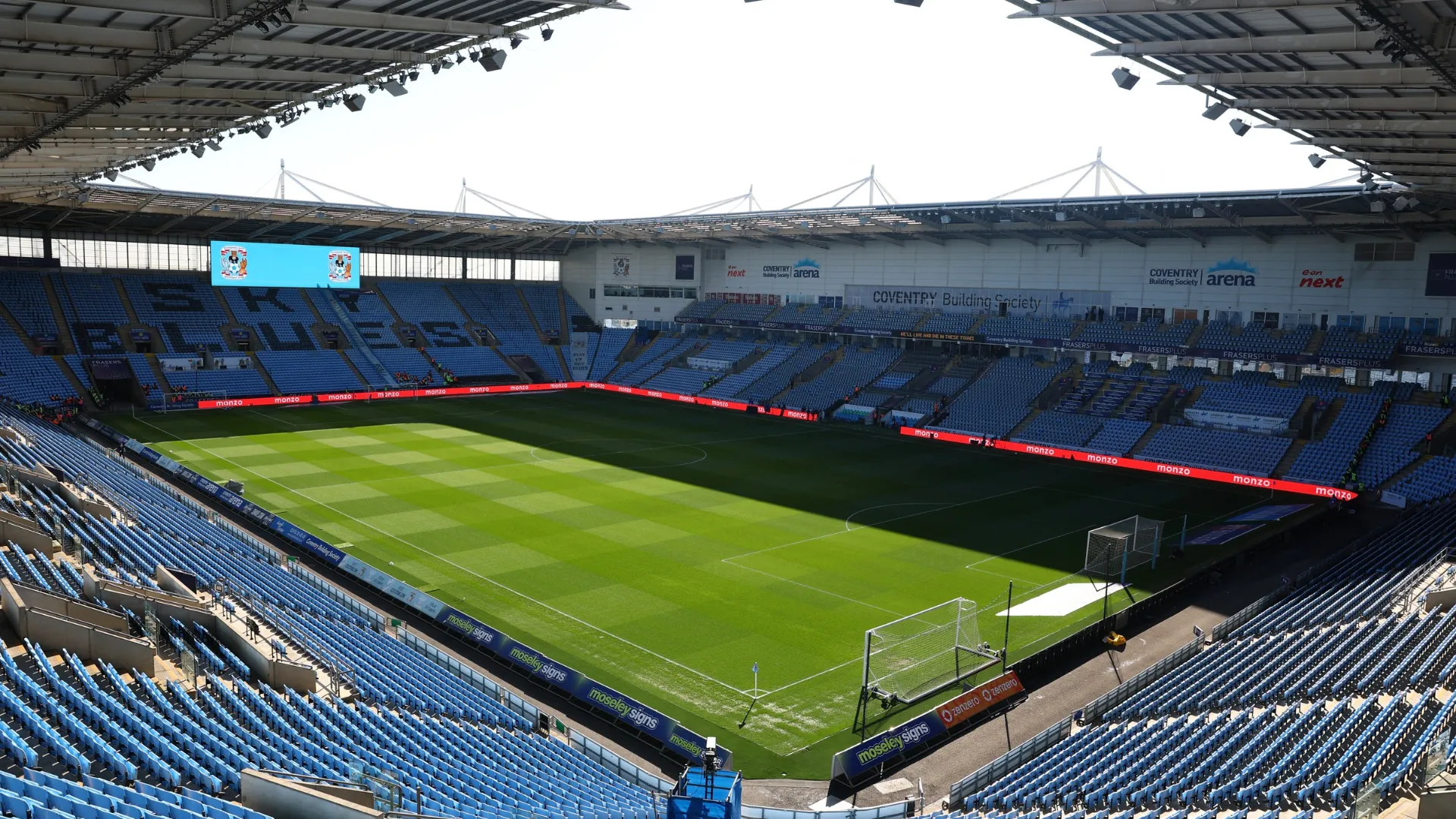 Cầu thủ Coventry City trong một trận đấu tại giải Hạng Nhất Anh, minh họa sự cần thiết của một tiền đạo chất lượng.