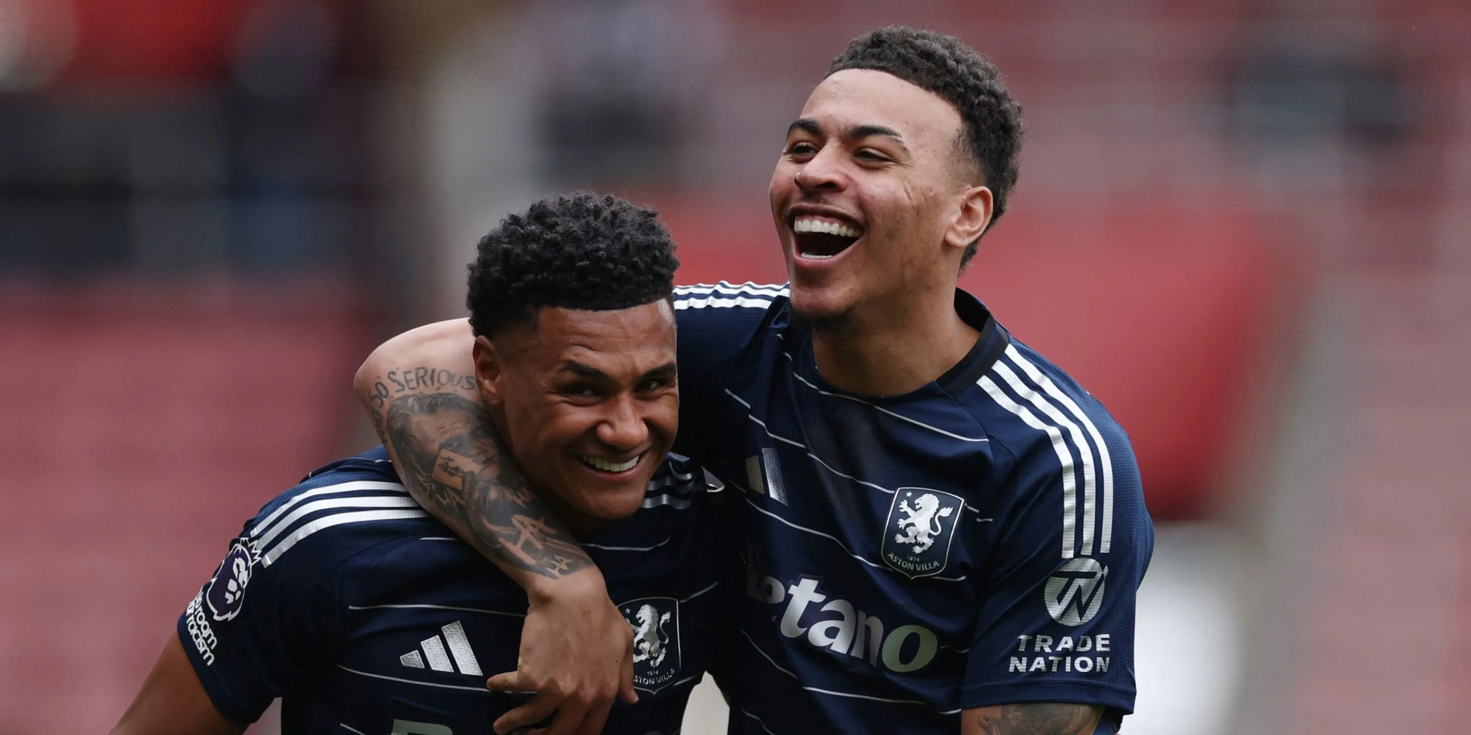 Cầu thủ Ollie Watkins trong màu áo Aston Villa, gợi nhớ đến phong độ ấn tượng của Morgan Rogers khi còn thi đấu cho đội bóng này tại Ngoại hạng Anh.