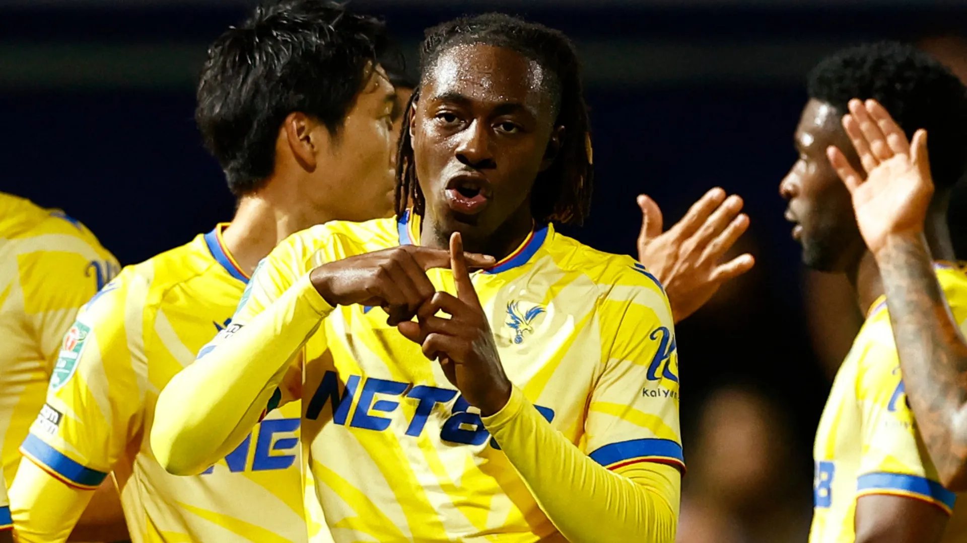 Eberechi Eze ăn mừng bàn thắng trong màu áo Crystal Palace, CLB mà anh đã giành được FA Cup, khẳng định vị thế ngôi sao Premier League.