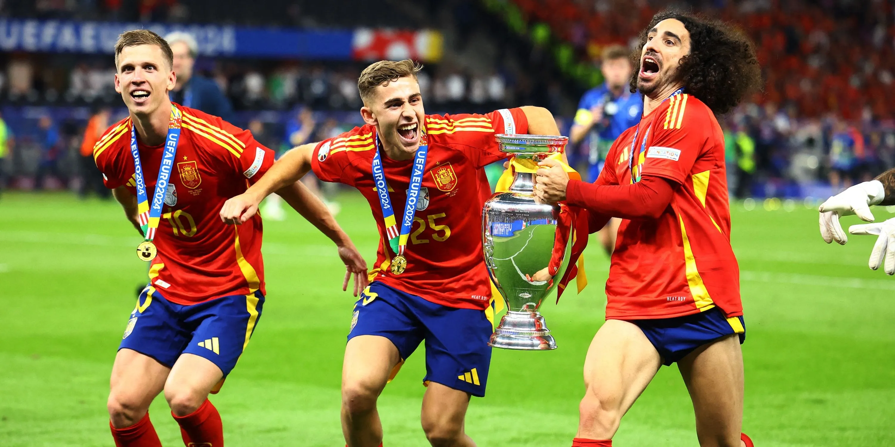 Fermín López ăn mừng chức vô địch cùng các đồng đội Dani Olmo và Marc Cucurella trong màu áo đội tuyển Tây Ban Nha, cho thấy tầm ảnh hưởng của anh.