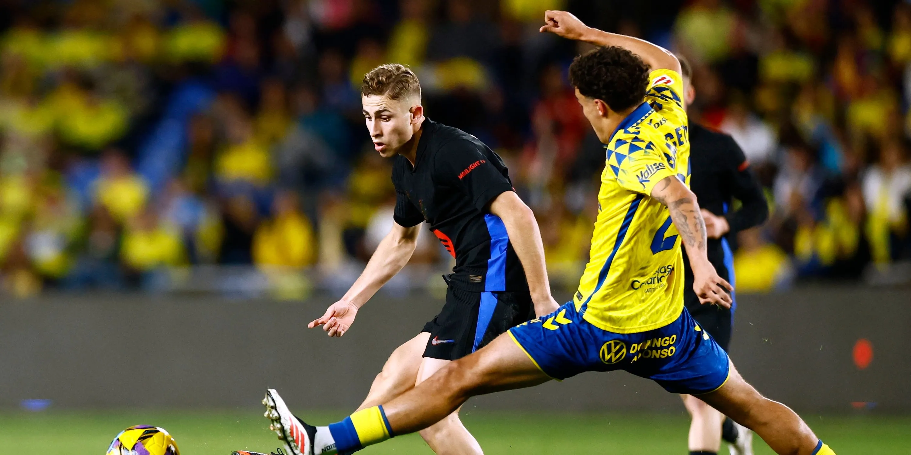 Fermín López của Barcelona trong pha tranh chấp bóng với cầu thủ Las Palmas, minh họa khả năng chuyền bóng và giữ bình tĩnh dưới áp lực.