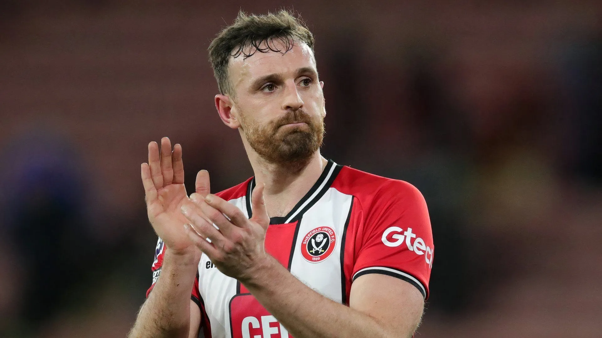 Hậu vệ Jack Robinson trong màu áo thi đấu, một mục tiêu chuyển nhượng tiềm năng cho Wrexham và là đồng đội cũ của Conor Coady tại học viện Liverpool.