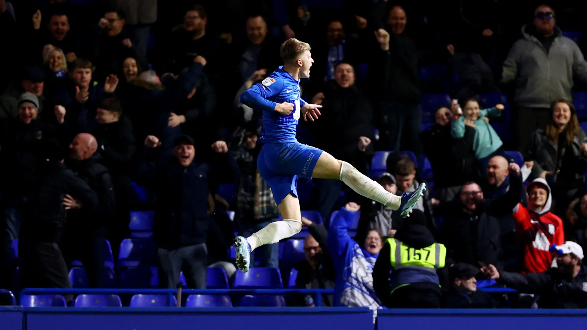 Jordan James ăn mừng sau khi ghi bàn cho Birmingham City