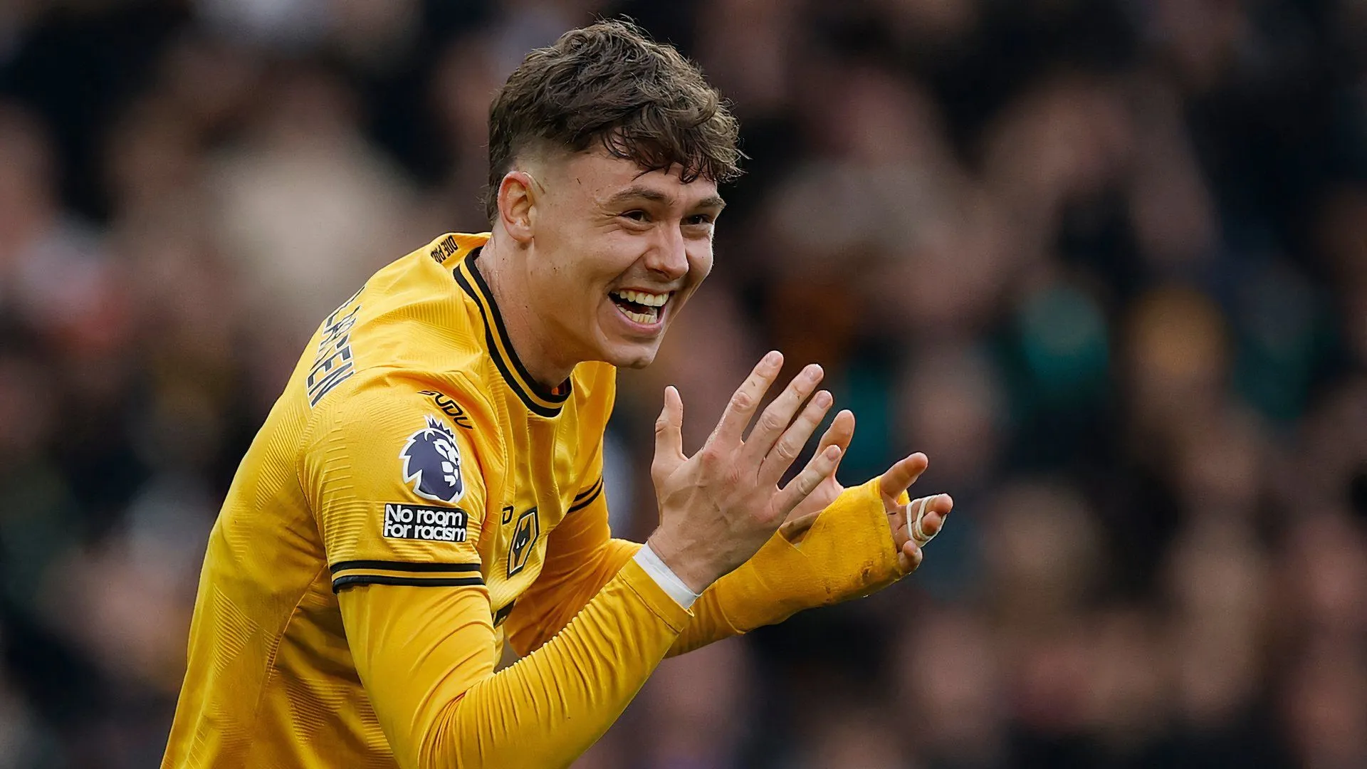 Logo câu lạc bộ Wolverhampton Wanderers thể hiện sự quan tâm đến tiền đạo Millwall