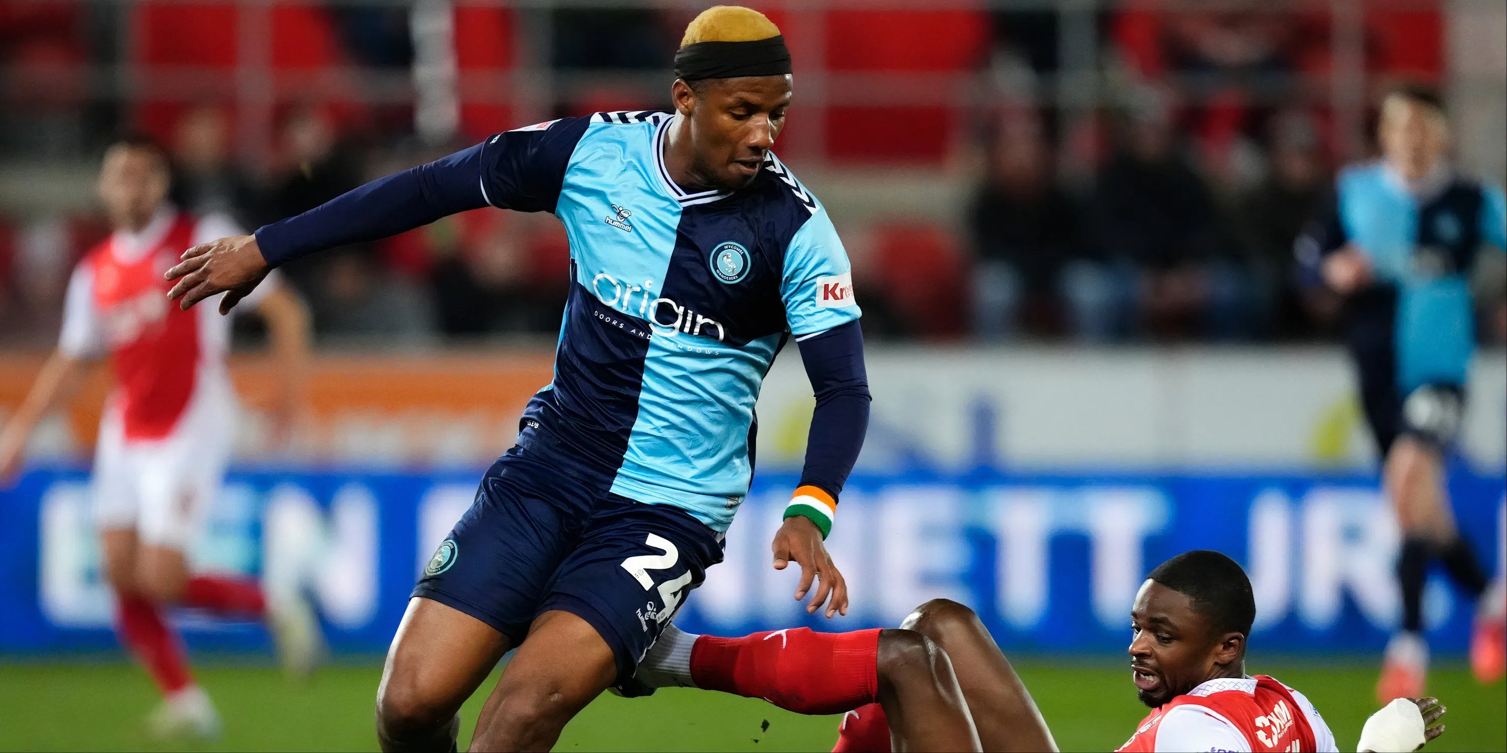 Richard Kone, tiền đạo tiềm năng của Wycombe Wanderers, trong trận đấu.