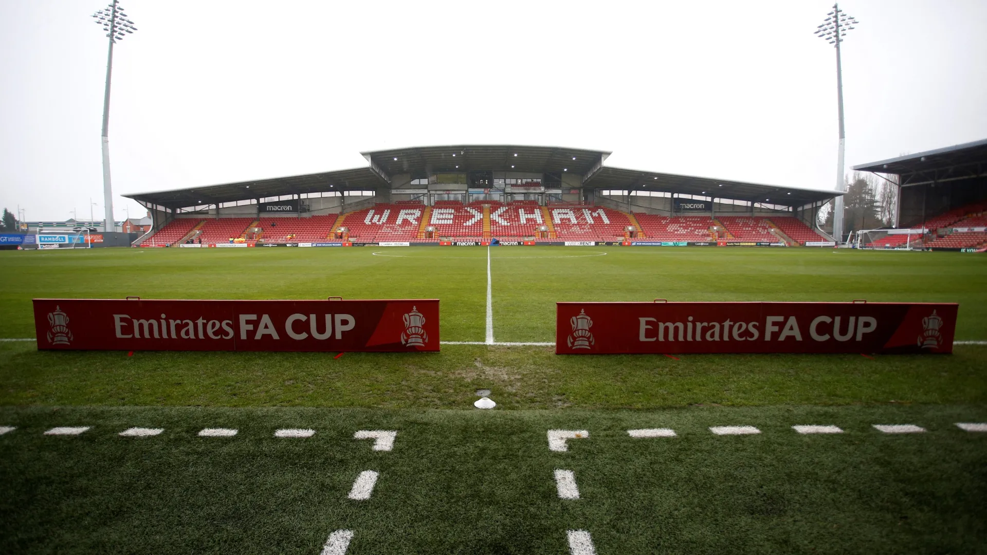 Sân vận động Racecourse Ground của Wrexham với những cổ động viên nhiệt thành, thể hiện tham vọng thăng hạng của đội bóng Xứ Wales.
