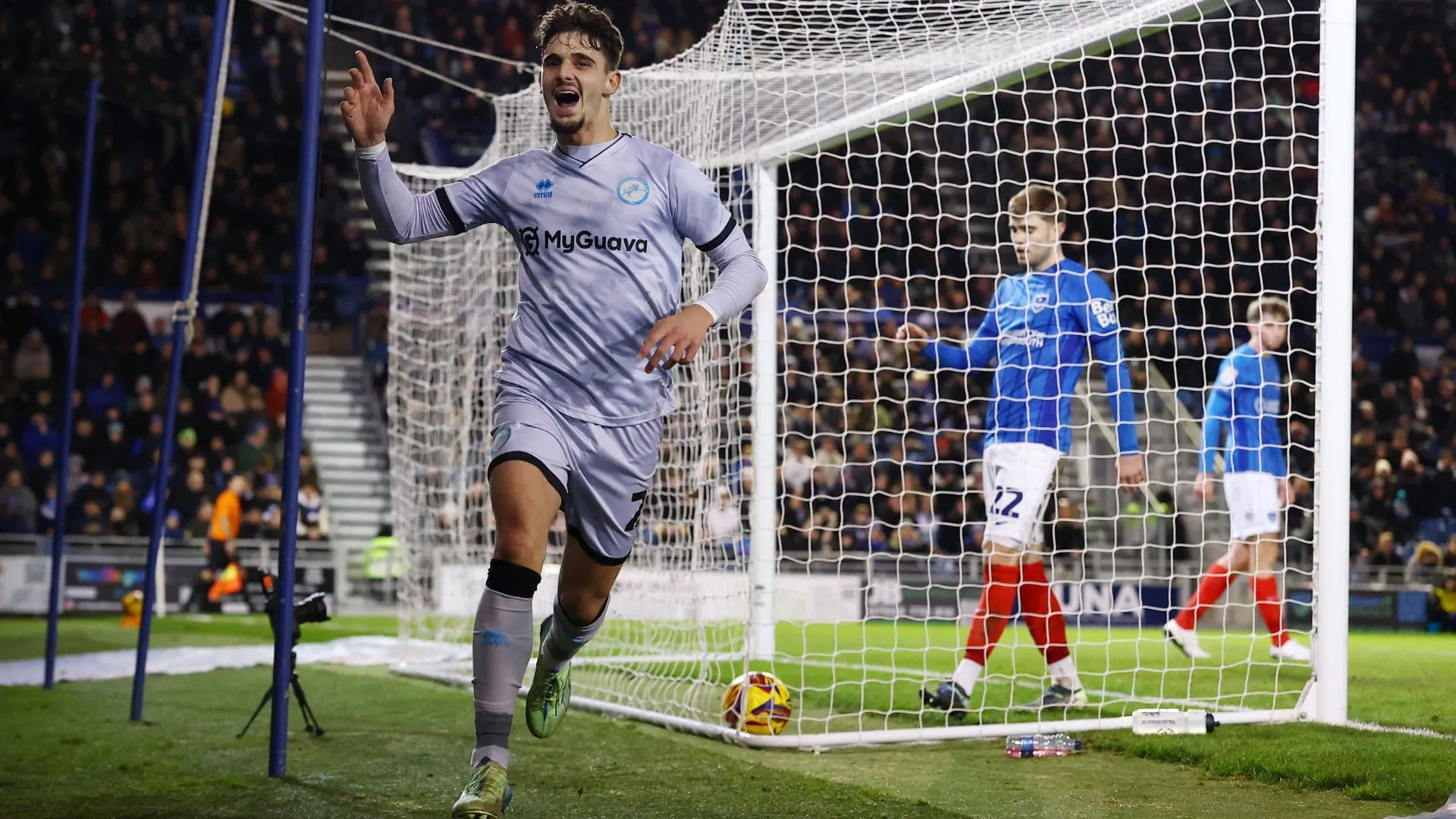 Tiền đạo Mihailo Ivanovic của Millwall thi đấu xuất sắc trên sân cỏ