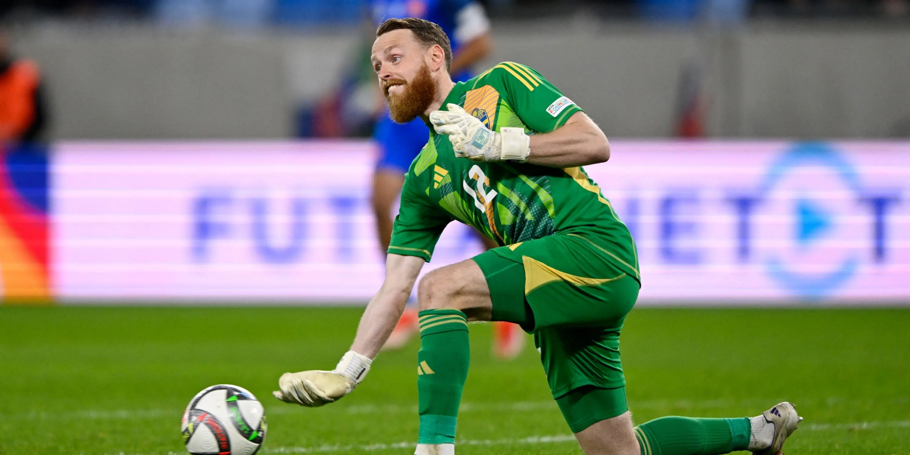 Viktor Johansson, thủ môn người Thụy Điển của Stoke City, trong một pha cản phá bóng ở giải Championship