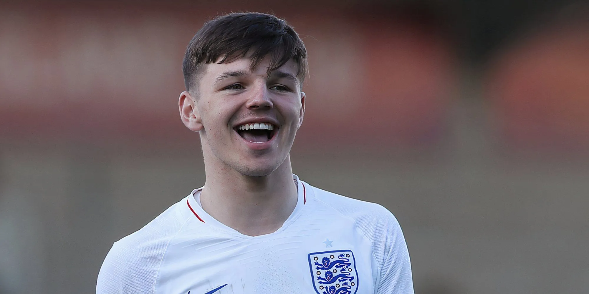 Adam Lewis trong màu áo Newport County, nơi anh thi đấu xuất sắc và được nhiều câu lạc bộ chú ý