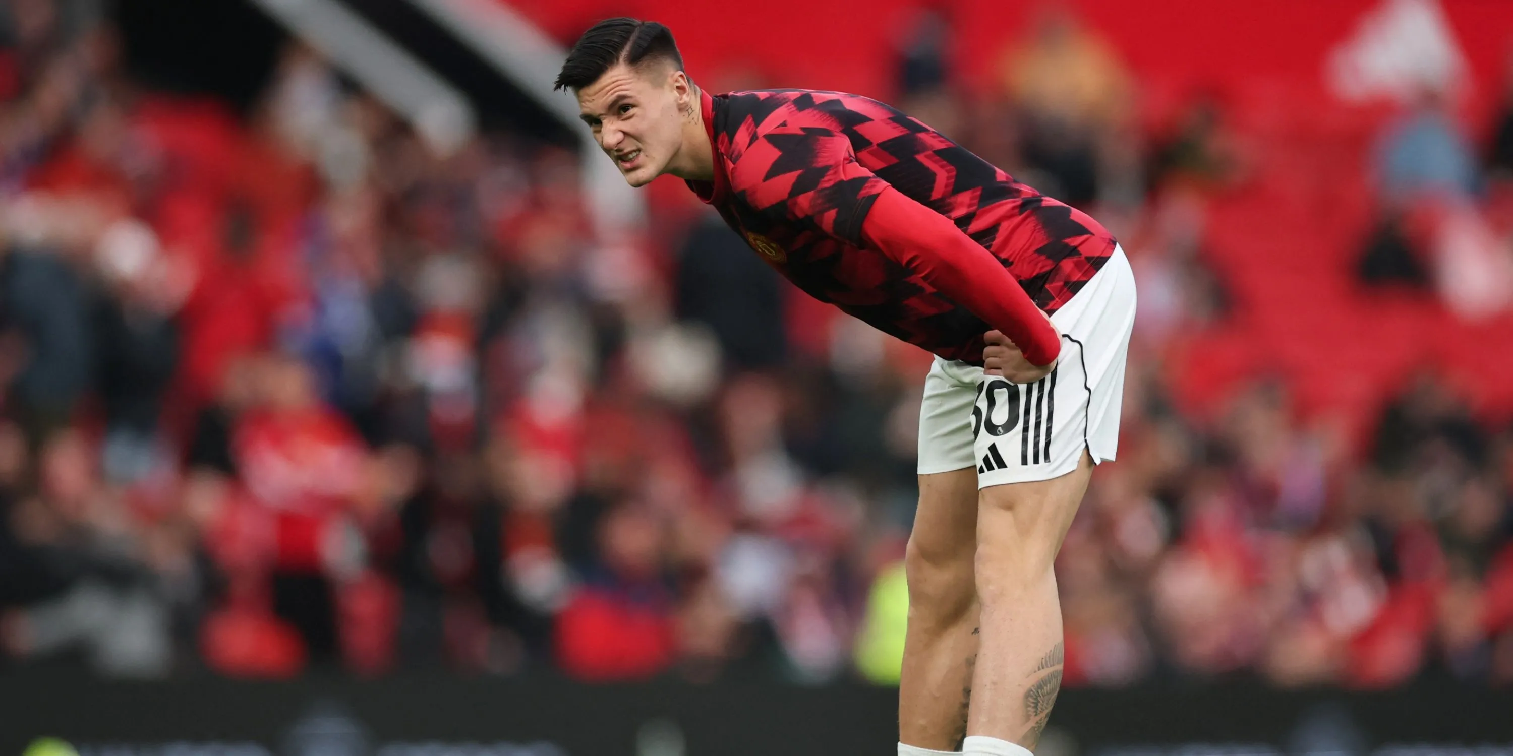 Benjamin Sesko tập trung trong một pha bóng quan trọng