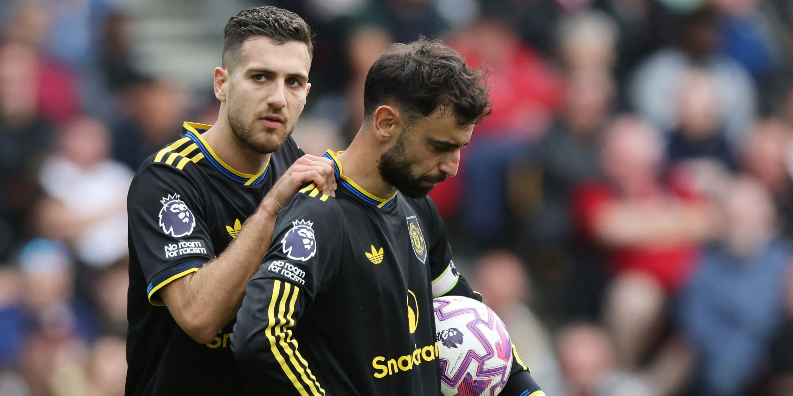 Bruno Fernandes và Dalot chuẩn bị cho một pha bóng quan trọng