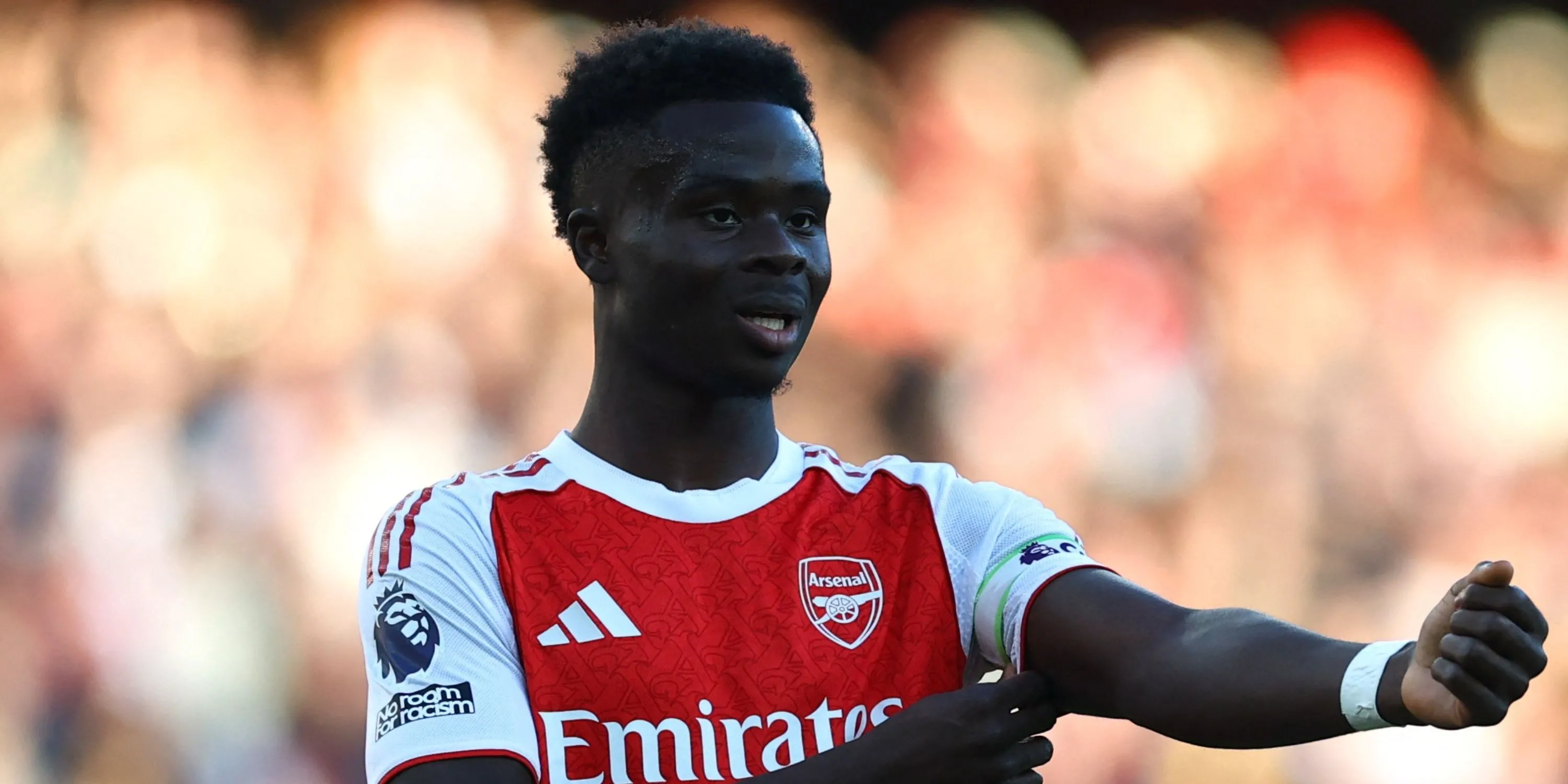 Bukayo Saka trong trang phục Arsenal tranh tài tại Premier League