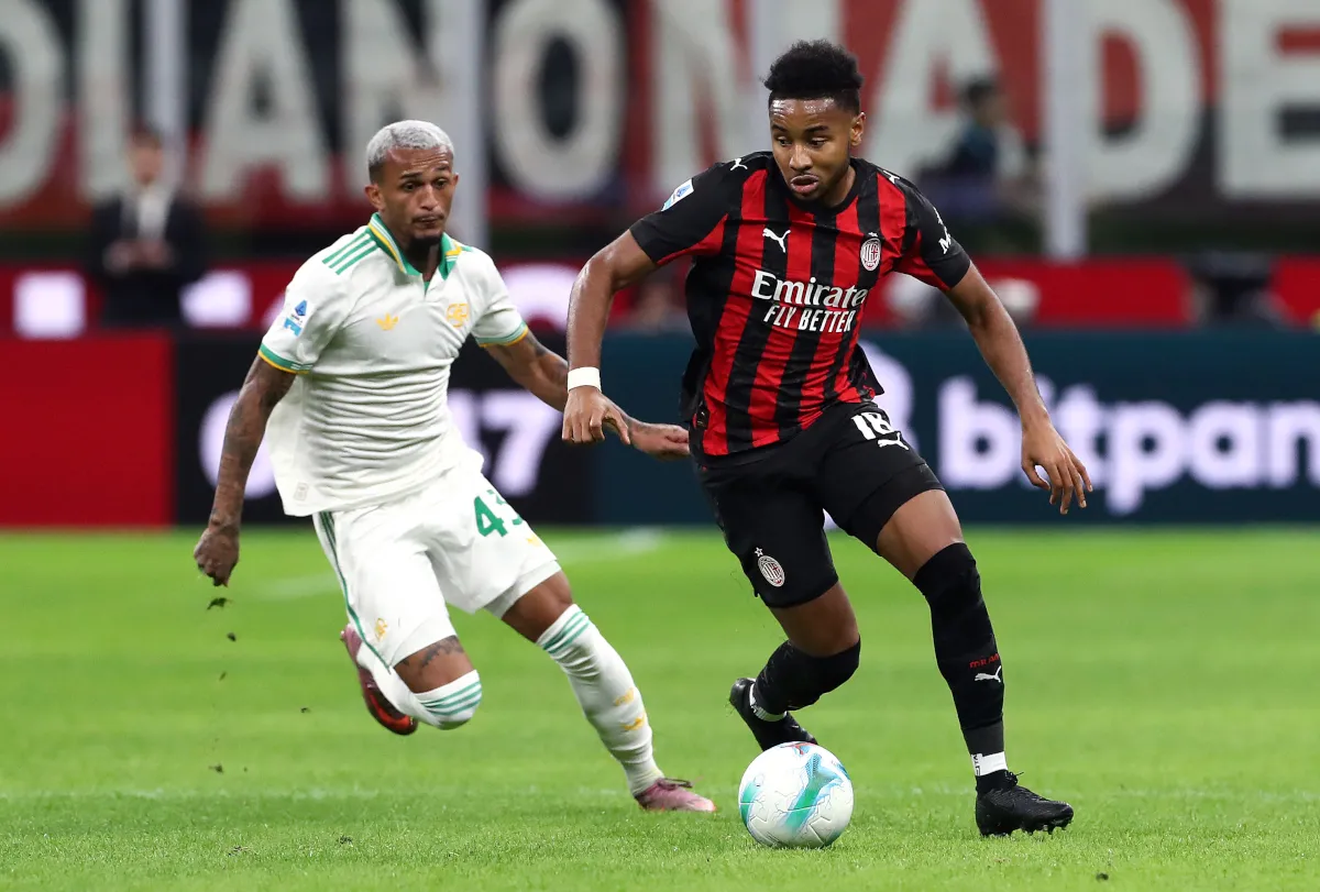 Christopher Nkunku của AC Milan chạy với bóng trong tình huống bị áp sát bởi Wesley Franca của AS Roma tại sân Giuseppe Meazza ngày 2 tháng 11 năm 2025
