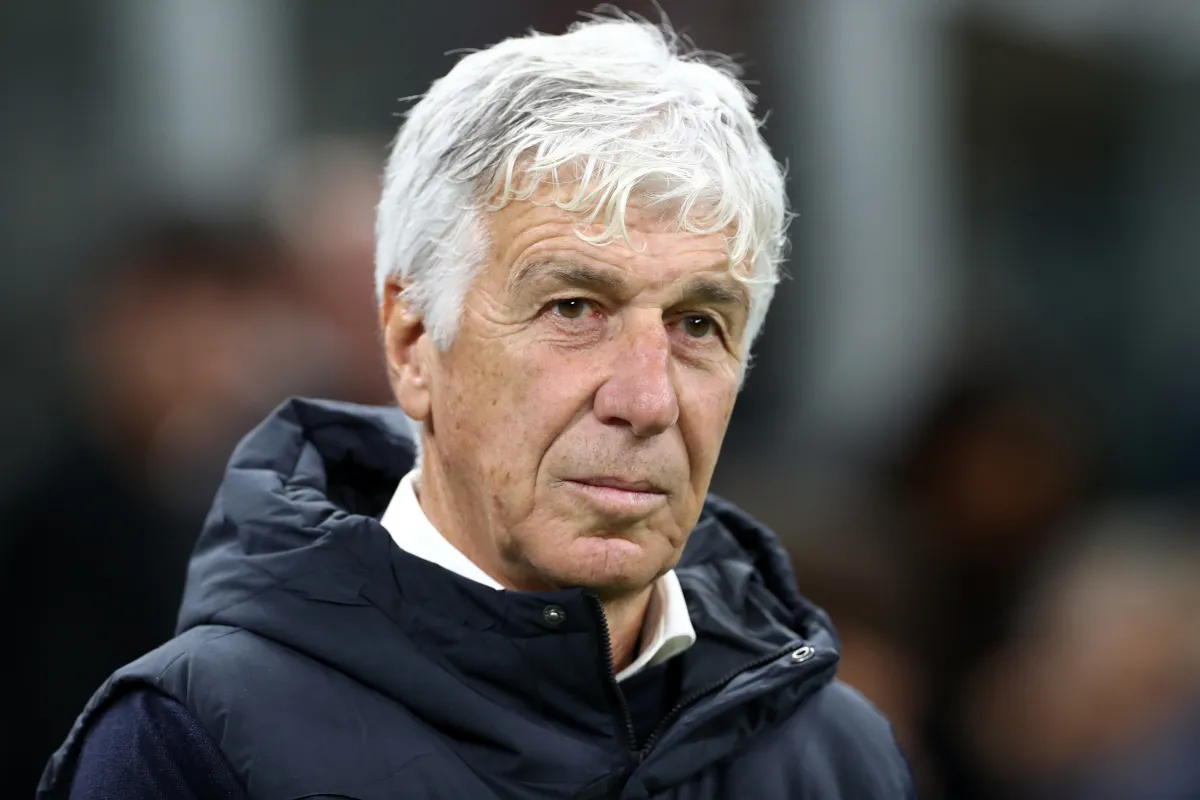 Huấn luyện viên Gian Piero Gasperini của AS Roma quan sát trận đấu tại San Siro