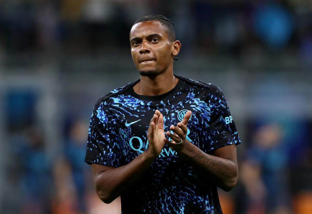 Manuel Akanji chuẩn bị khởi động trước trận Serie A giữa Inter Milan và Sassuolo tại sân Giuseppe Meazza