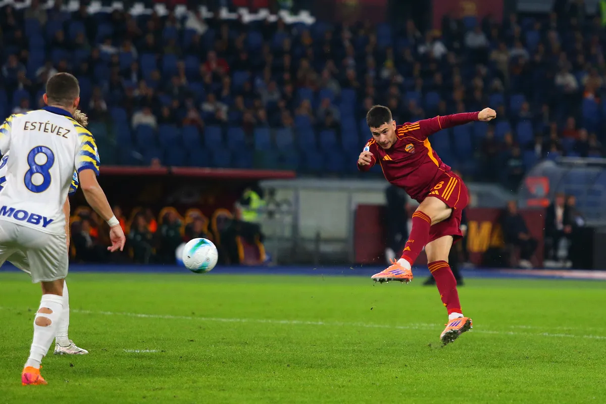 Matias Soulé sút bóng trong trận đấu giữa AS Roma và Parma tại Stadio Olimpico