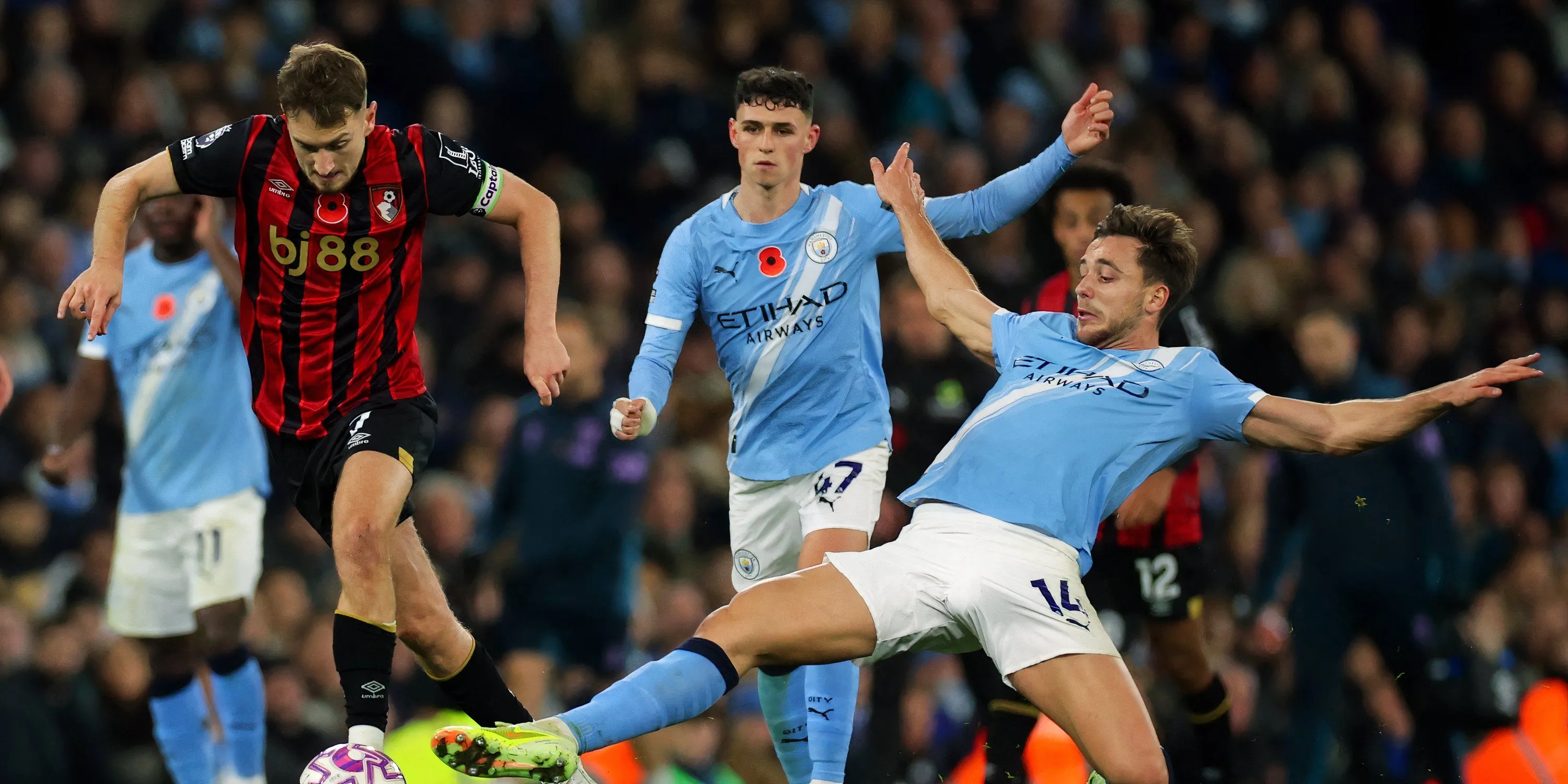 Nico Gonzalez thi đấu ở vị trí tiền vệ trung tâm cho Manchester City