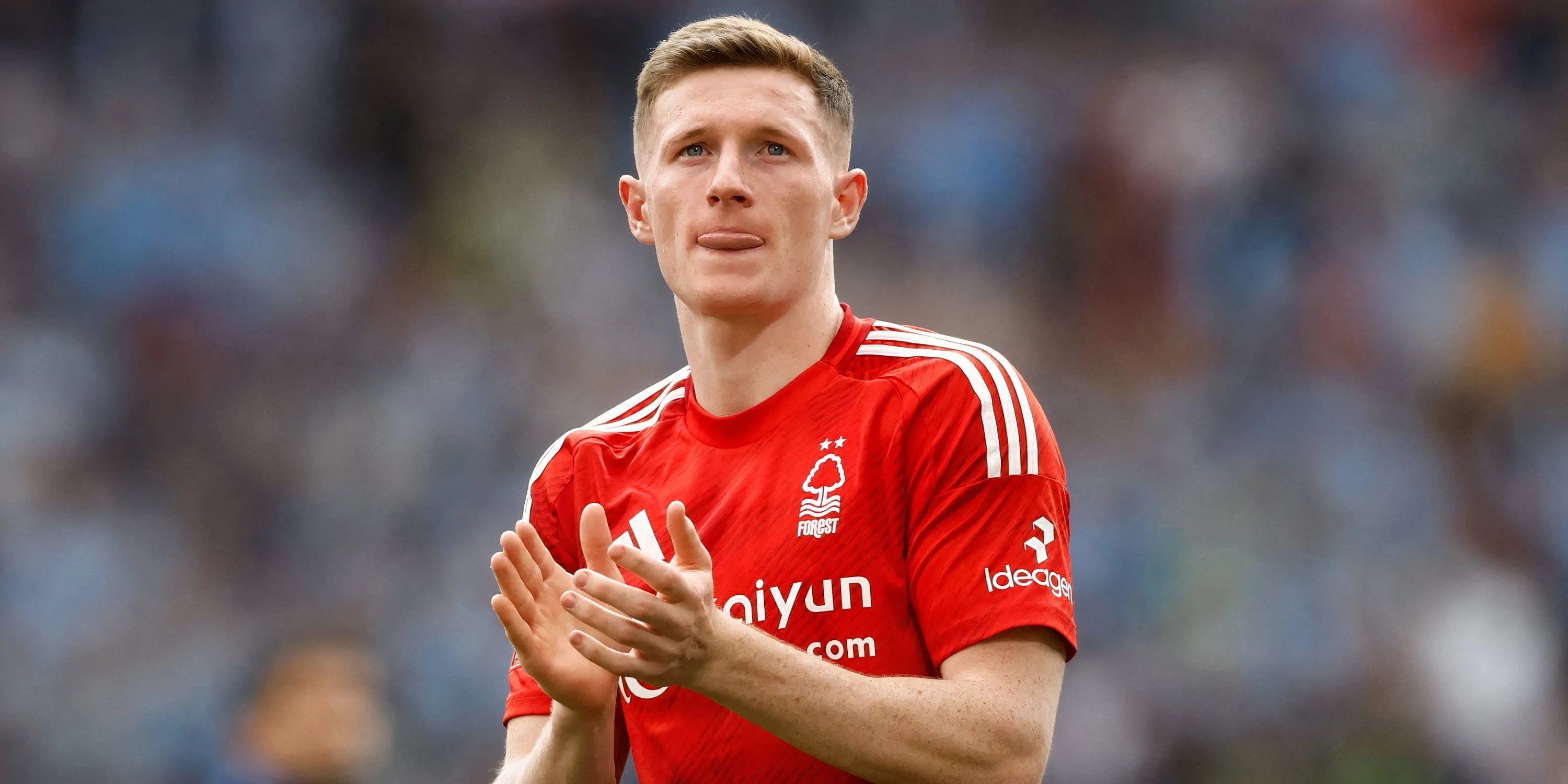 Nottingham Forest tiền vệ Elliot Anderson trong trận đấu