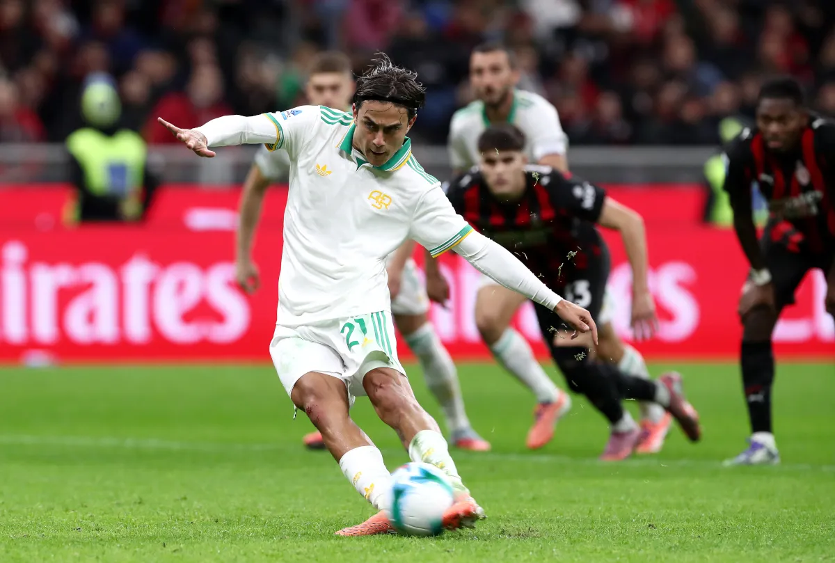 Paulo Dybala của AS Roma thực hiện một quả penalty bị Mike Maignan cản phá