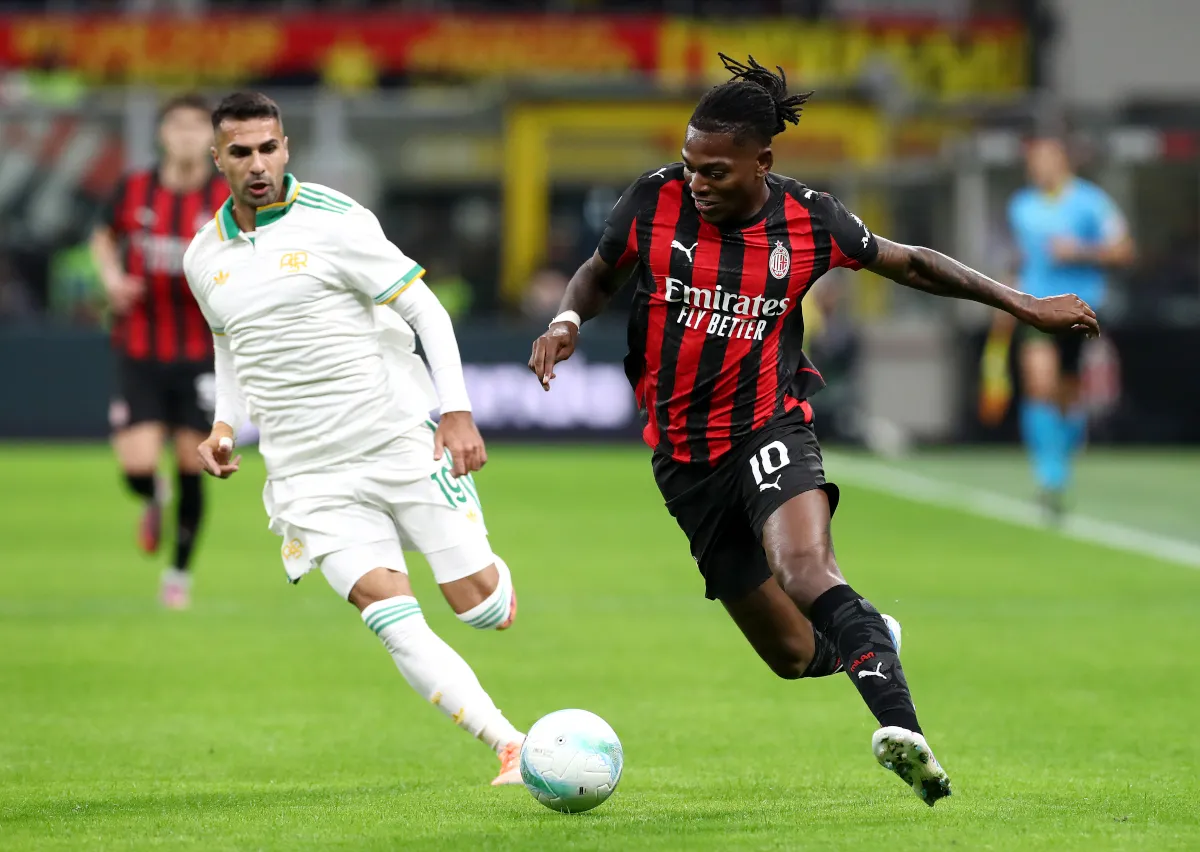 Rafael Leao của AC Milan chạy với bóng trong tình huống bị áp sát bởi Zeki Celik của AS Roma tại sân Giuseppe Meazza ngày 2 tháng 11 năm 2025