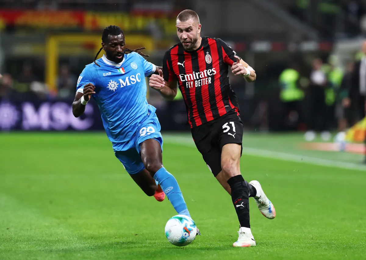 Strahinja Pavlovic của AC Milan bị thách thức bởi Frank Anguissa của Napoli