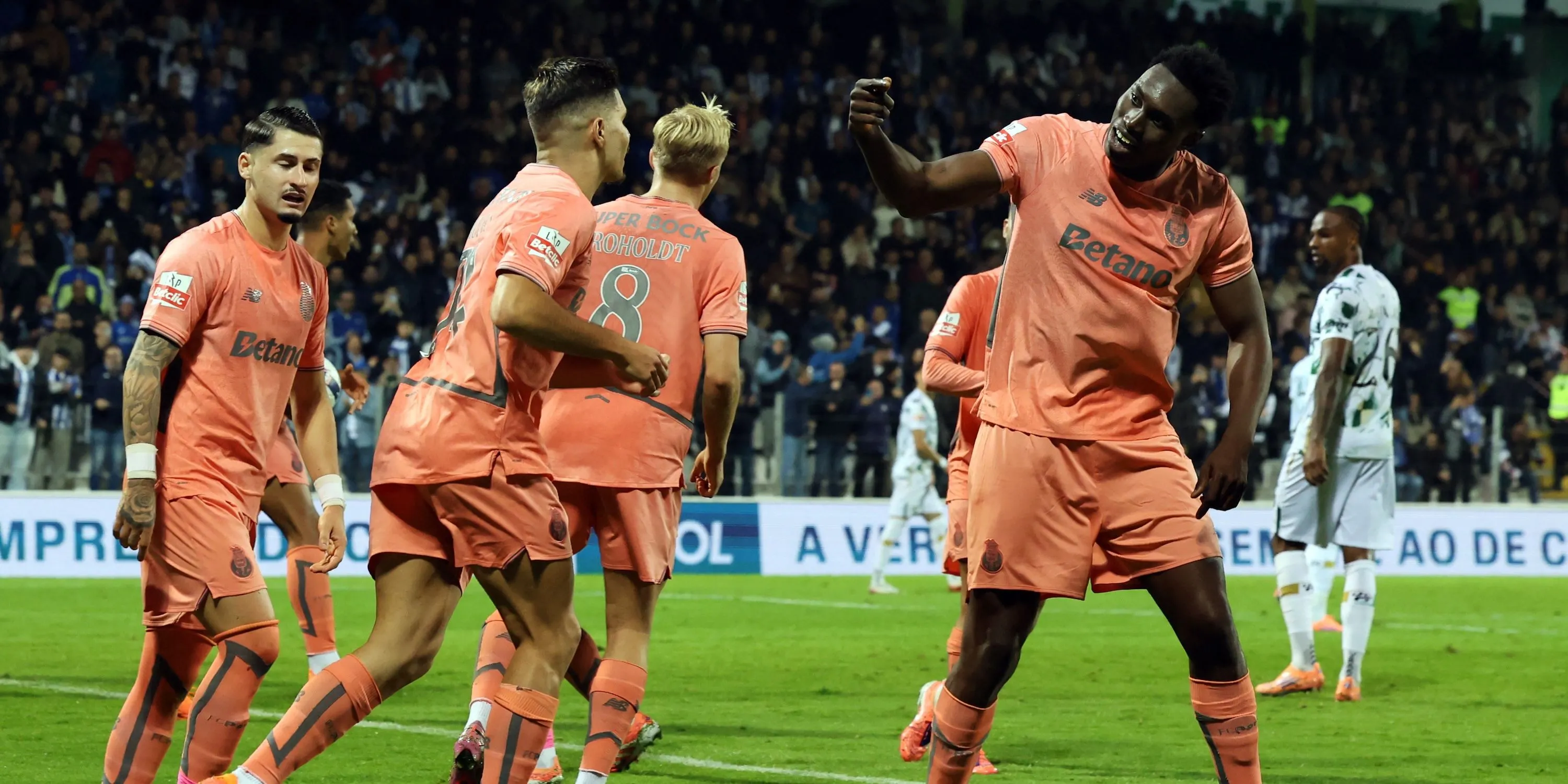 Tiền đạo FC Porto Samu Aghehowa ăn mừng sau khi ghi bàn