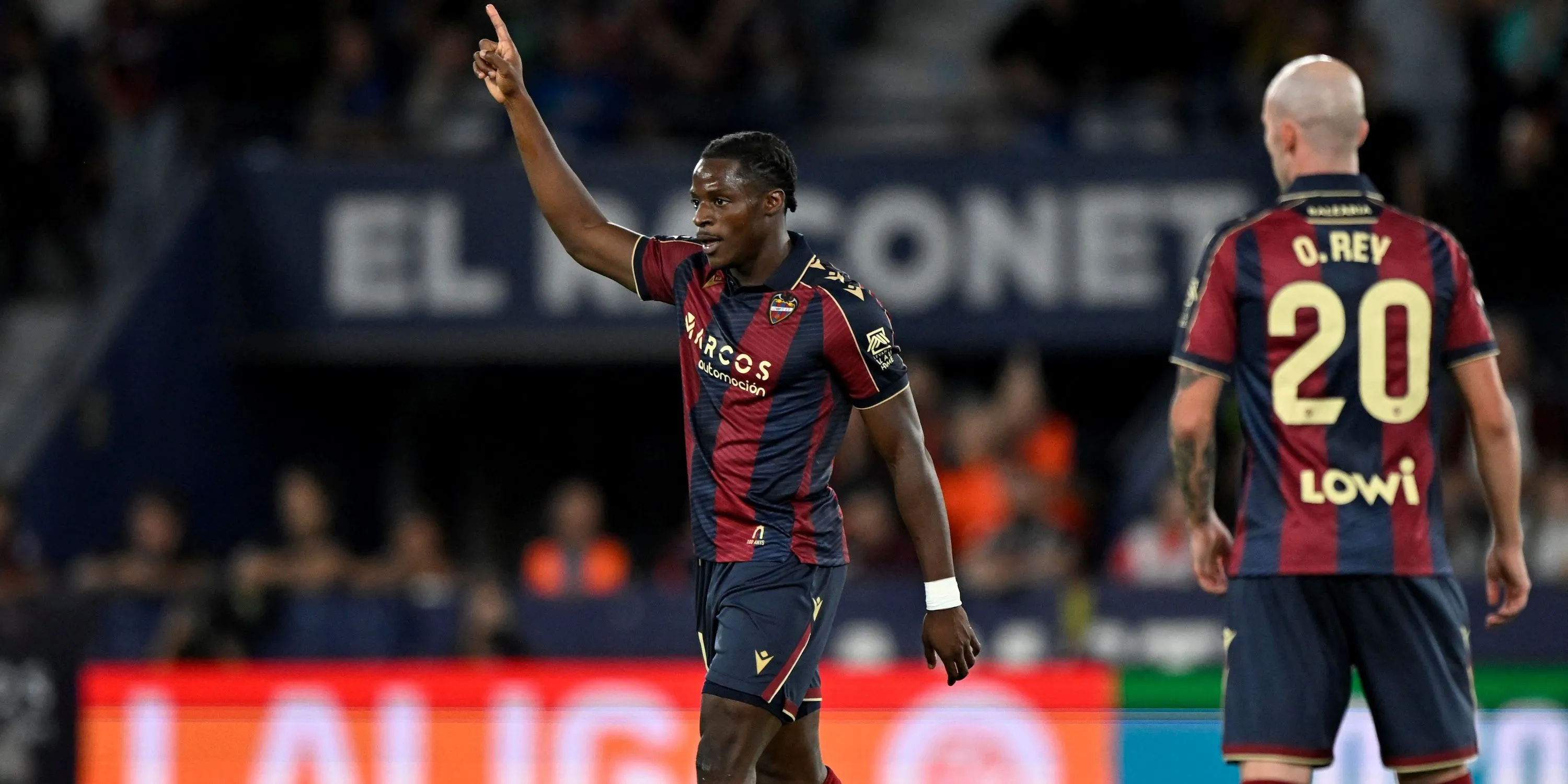 Tiền đạo trẻ Etta Eyong trong màu áo Levante đang ăn mừng bàn thắng